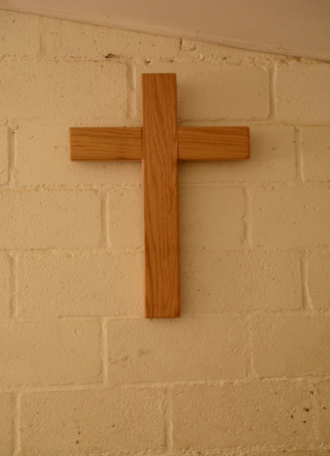 houten kruis op muur